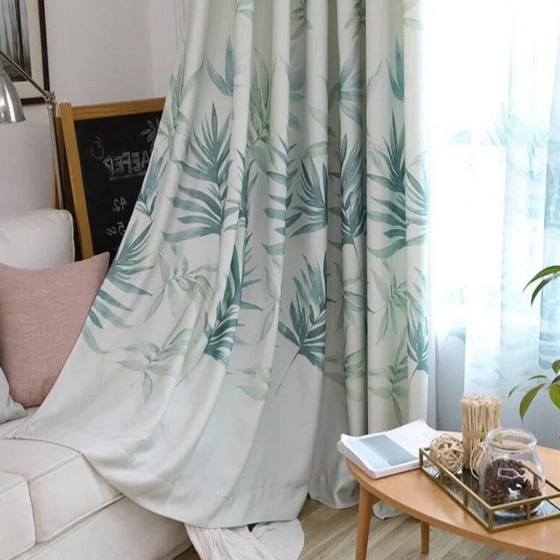 Rideaux décoratifs à motif de feuilles vertes, idéals pour embellir un salon moderne. Leur design élégant avec un motif végétal ajoute une touche de nature à votre intérieur, tout en offrant une ambiance paisible et rafraîchissante. Parfait pour un style de décoration naturelle et contemporaine.