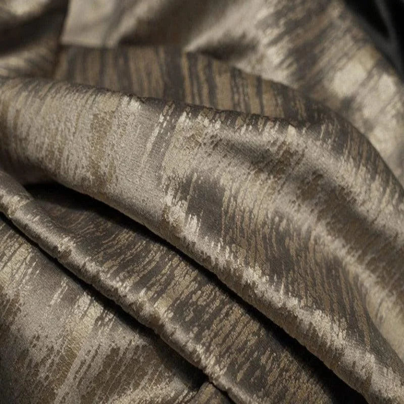 Tissu luxueux avec motifs abstraits élégants, l'idéal pour confectionner des vêtements ou des accessoires raffinés; offre un charme unique avec des nuances dorées et brunes. Parfait pour les projets de décoration ou la haute couture.