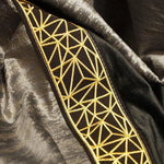 Bordure décorative noire avec motifs géométriques dorés modernes. Accessoire textile élégant pour la décoration d'intérieur ou l'habillement. Idéal pour personnaliser des vêtements ou ajouter une touche sophistiquée à vos créations.