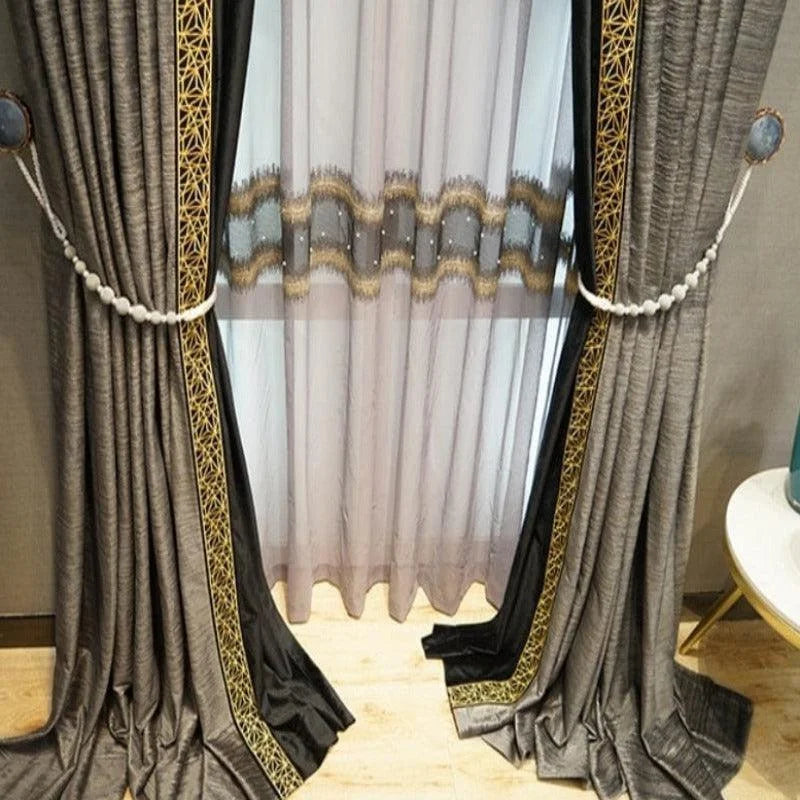 Paire de rideaux élégants pour salon avec motifs dorés, accompagnés de voilages transparents ornés de détails délicats. Parfaits pour apporter une touche de luxe et de raffinement à votre intérieur. Décoration sophistiquée pour fenêtres de séjour, combinant style et fonctionnalité avec couleur grise et noire intemporelle.