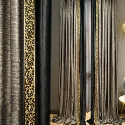 Rideaux élégants et luxueux avec motifs dorés géométriques, encadrant une fenêtre pour un intérieur raffiné. Ajoute une touche sophistiquée et contemporaine à votre décoration intérieure. Convient parfaitement pour salon, chambre ou bureau.