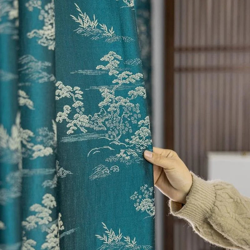 Rideau décoratif bleu avec motifs de paysage asiatique, idéal pour une ambiance zen et élégante dans votre intérieur. Accessoire de décoration raffiné pour salon, chambre ou bureau.