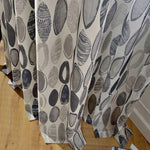 Rideau moderne à motifs circulaires gris et noirs, idéal pour ajouter une touche contemporaine à votre intérieur. Accessoire décoratif parfait pour salon, chambre ou bureau, offrant à la fois style et intimité. Design élégant et polyvalent pour s'adapter à divers styles de décoration.
