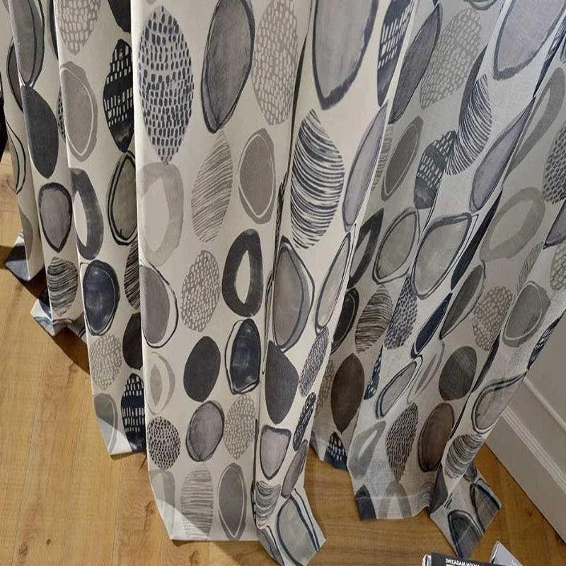 Rideau moderne à motifs circulaires gris et noirs, idéal pour ajouter une touche contemporaine à votre intérieur. Accessoire décoratif parfait pour salon, chambre ou bureau, offrant à la fois style et intimité. Design élégant et polyvalent pour s'adapter à divers styles de décoration.