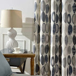 Rideaux élégants avec motifs circulaires gris et crème, idéals pour sublimer votre salon. Complètent parfaitement la décoration intérieure moderne, offrant une ambiance chaleureuse et accueillante. Parfaits pour ajouter une touche de sophistication à votre maison.