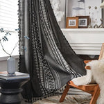 Rideau noir élégant avec motifs géométriques blancs, parfait pour ajouter une touche moderne et artistique à votre intérieur. Ce rideau de style ethnique embellira votre salon ou chambre en offrant une ambiance chic et contemporaine. Idéal pour les amateurs de décoration unique et tendance, il se marie facilement avec divers styles d'ameublement.