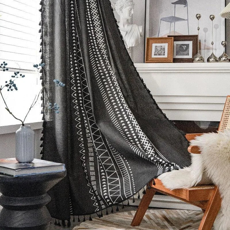 Rideau noir élégant avec motifs géométriques blancs, parfait pour ajouter une touche moderne et artistique à votre intérieur. Ce rideau de style ethnique embellira votre salon ou chambre en offrant une ambiance chic et contemporaine. Idéal pour les amateurs de décoration unique et tendance, il se marie facilement avec divers styles d'ameublement.