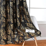 Rideau élégant avec motif de plumes dorées sur fond noir, parfait pour ajouter une touche de sophistication à votre intérieur. Idéal pour le salon ou la chambre, ce rideau décoratif crée une ambiance chic et moderne tout en préservant votre intimité. Accessoire de décoration incontournable pour ceux qui aiment le style contemporain avec une touche d’élégance.