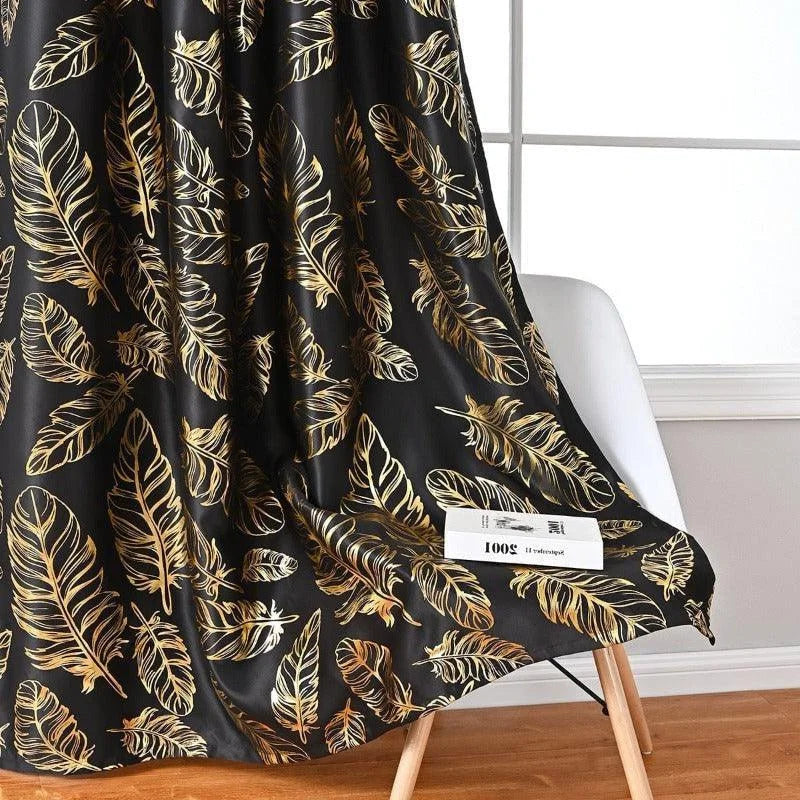 Rideau élégant avec motif de plumes dorées sur fond noir, parfait pour ajouter une touche de sophistication à votre intérieur. Idéal pour le salon ou la chambre, ce rideau décoratif crée une ambiance chic et moderne tout en préservant votre intimité. Accessoire de décoration incontournable pour ceux qui aiment le style contemporain avec une touche d’élégance.