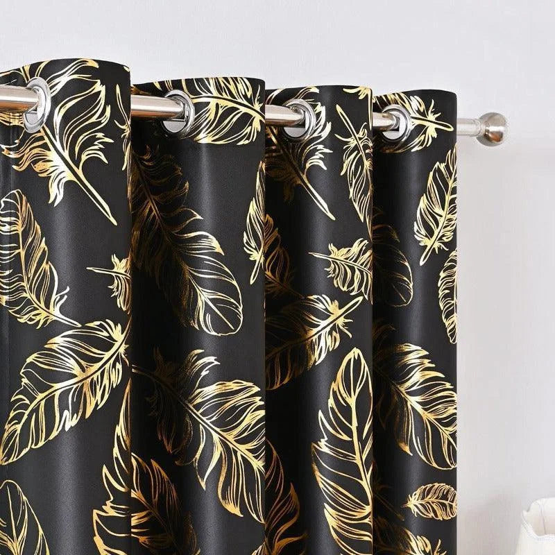 Rideau design élégant noir à motifs de feuilles dorées, idéal pour ajouter une touche sophistiquée et moderne à votre décoration intérieure. Ce rideau tendance rehaussera l'ambiance de votre salon ou chambre grâce à son style chic et ses détails raffinés. Parfait pour ceux qui recherchent une décoration intérieure contemporaine et stylée.