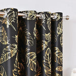 Rideau design élégant noir à motifs de feuilles dorées, idéal pour ajouter une touche sophistiquée et moderne à votre décoration intérieure. Ce rideau tendance rehaussera l'ambiance de votre salon ou chambre grâce à son style chic et ses détails raffinés. Parfait pour ceux qui recherchent une décoration intérieure contemporaine et stylée.