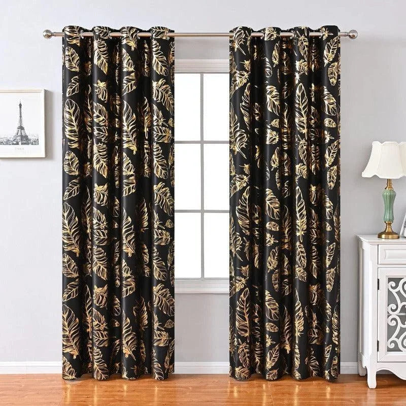 Rideaux élégants avec motif de feuilles dorées, ajoutant une touche sophistiquée à la décoration intérieure. Idéal pour habiller les fenêtres d'un salon moderne. Design chic associant le noir et le doré pour une ambiance chaleureuse et contemporaine. Accessoire décoratif parfait pour une ambiance raffinée.