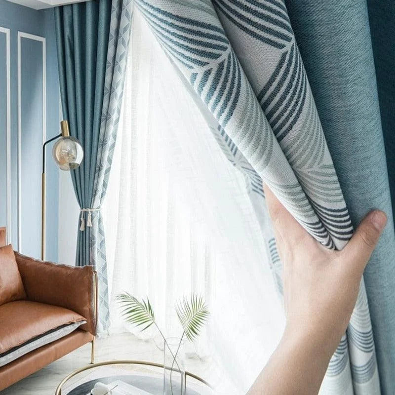 Rideaux élégants bleus avec motifs géométriques, ajoutant une touche de style moderne à un salon lumineux. Accessoire idéal pour améliorer la décoration intérieure et contrôler la luminosité. Convient parfaitement pour un cadre chaleureux et convivial.