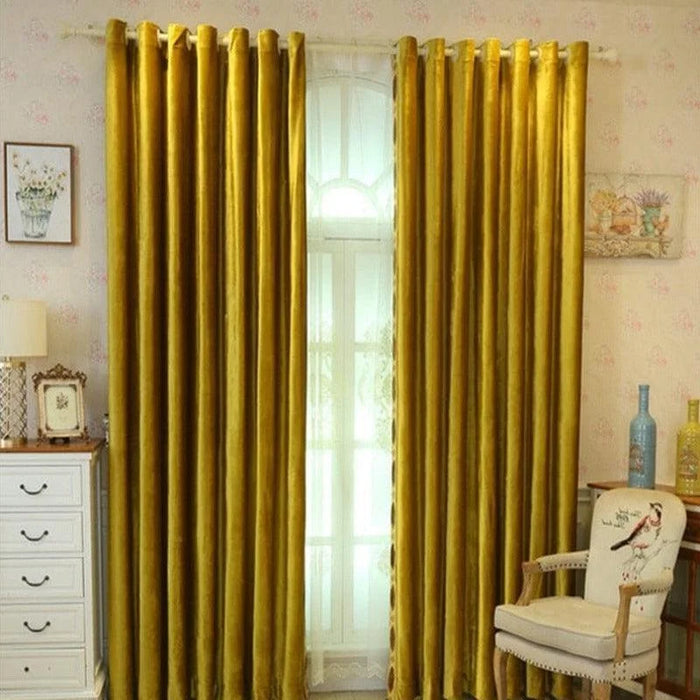 Paire de rideaux dorés élégants pour salon, cadre lumineux avec motifs floraux, ambiance chaleureuse et décorative, tendance pour l'intérieur moderne. Accessoire de fenêtre apportant une touche de sophistication et de couleur vive à votre pièce.