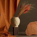 Vase décoratif moderne avec bouquet séché, parfait pour un intérieur contemporain. Idéal sur une table ou une étagère pour ajouter une touche artistique à votre maison. Le fond marron et les accessoires assortis rehaussent l'esthétique chaleureuse.