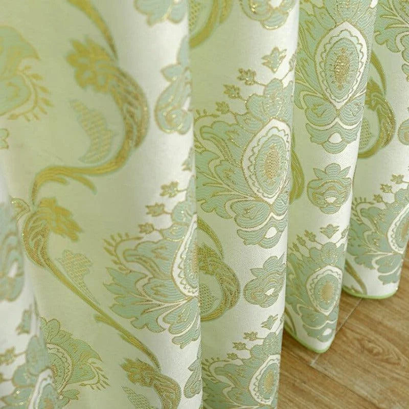 Rideau élégant avec motifs floraux verts et dorés, ajoutant une touche raffinée à votre décoration intérieure. Parfait pour un salon ou une chambre à coucher, ce rideau offre une ambiance luxueuse et accueillante grâce à ses détails délicats. Transformez votre espace avec ce design sophistiqué et intemporel.
