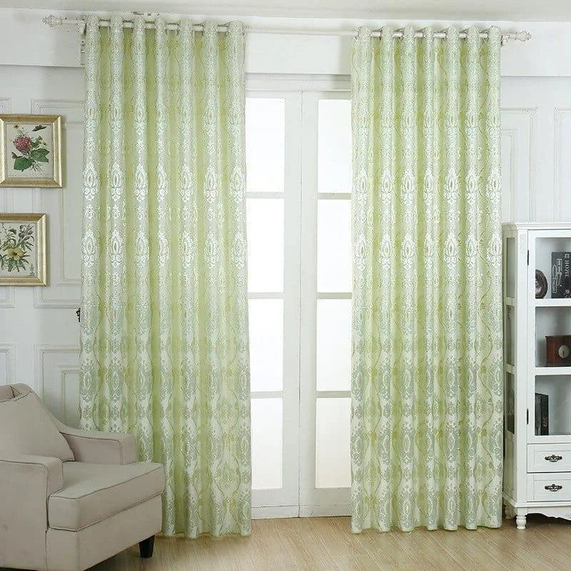 Rideaux élégants vert clair avec motifs subtils pour salon moderne, suspendus à une tringle au-dessus d'une grande fenêtre, apportant une touche raffinée et lumineuse à la décoration intérieure. Ideal pour filtrer la lumière tout en ajoutant du style à votre espace de vie.