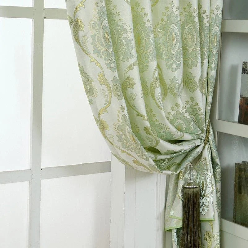 Rideau élégant avec motif floral vert et doré, idéal pour une décoration intérieure raffinée. Ce rideau s'harmonise parfaitement avec des espaces lumineux et ajoute une touche de sophistication à votre salon ou chambre. L'attache intégrée permet un maintien esthétique tout en mettant en valeur les détails du design. Parfait pour créer une ambiance chaleureuse et élégante.