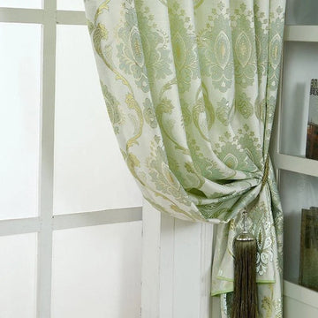 Rideau élégant avec motif floral vert et doré, idéal pour une décoration intérieure raffinée. Ce rideau s'harmonise parfaitement avec des espaces lumineux et ajoute une touche de sophistication à votre salon ou chambre. L'attache intégrée permet un maintien esthétique tout en mettant en valeur les détails du design. Parfait pour créer une ambiance chaleureuse et élégante.