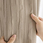 Rideau beige texturé avec un motif plissé vertical, idéal pour ajouter une touche élégante et moderne à votre intérieur. Parfait pour le salon ou la chambre, il offre une solution décorative raffinée tout en filtrant la lumière naturelle.