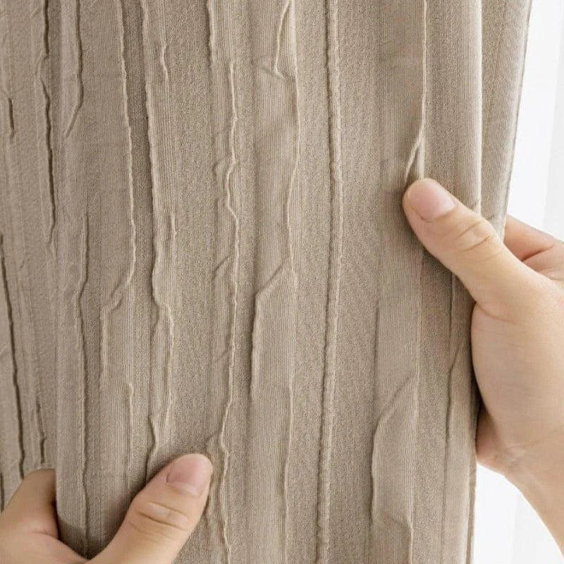 Rideau beige texturé avec un motif plissé vertical, idéal pour ajouter une touche élégante et moderne à votre intérieur. Parfait pour le salon ou la chambre, il offre une solution décorative raffinée tout en filtrant la lumière naturelle.