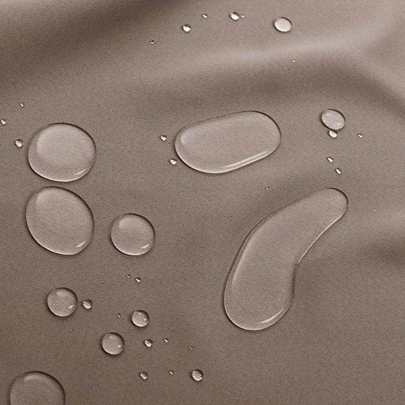 Gouttes d'eau perlant sur une surface lisse, démontrant l'efficacité d'une protection imperméable. Cette image met en évidence des propriétés anti-infiltration idéales pour les environnements humides.