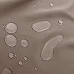 Gouttes d'eau perlant sur une surface lisse, démontrant l'efficacité d'une protection imperméable. Cette image met en évidence des propriétés anti-infiltration idéales pour les environnements humides.