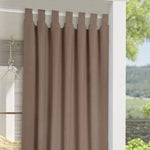 Rideau opaque taupe à œillets pour intérieur moderne, ajoutant élégance et intimité à votre espace de vie avec son design contemporain et sa couleur apaisante, idéal pour le salon ou la chambre.