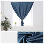 Grand rideau bleu pour fenêtre, design élégant avec nouage central, idéal pour chambre ou salon, ajoutant une touche de sophistication à tout intérieur moderne. Convient pour créer une atmosphère chaleureuse et accueillante.