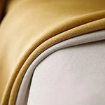Gros plan d'un tissu d'ameublement double face avec une teinte jaune et blanche, parfait pour ajouter une touche élégante et moderne à votre intérieur. Ce design bicolore séduira par son aspect raffiné et sa polyvalence dans la décoration de votre salon ou chambre.