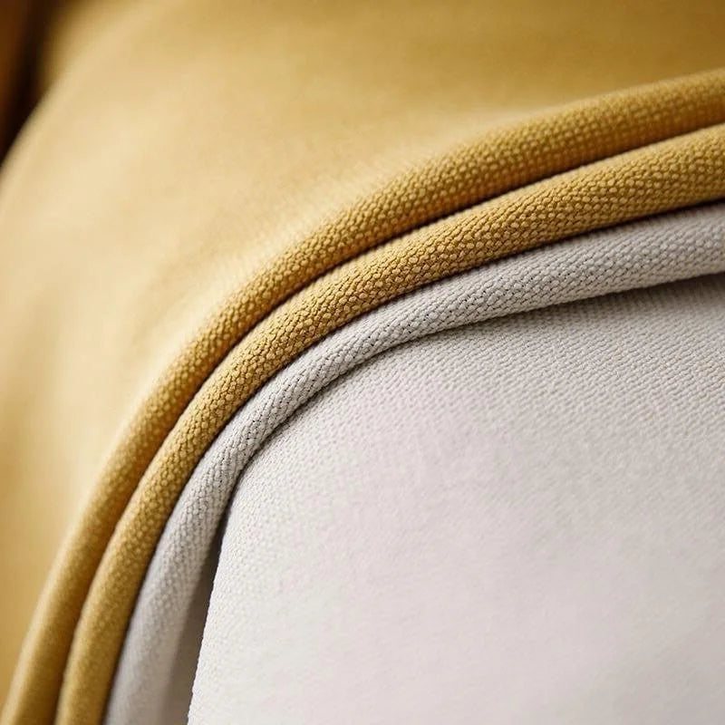 Gros plan d'un tissu d'ameublement double face avec une teinte jaune et blanche, parfait pour ajouter une touche élégante et moderne à votre intérieur. Ce design bicolore séduira par son aspect raffiné et sa polyvalence dans la décoration de votre salon ou chambre.