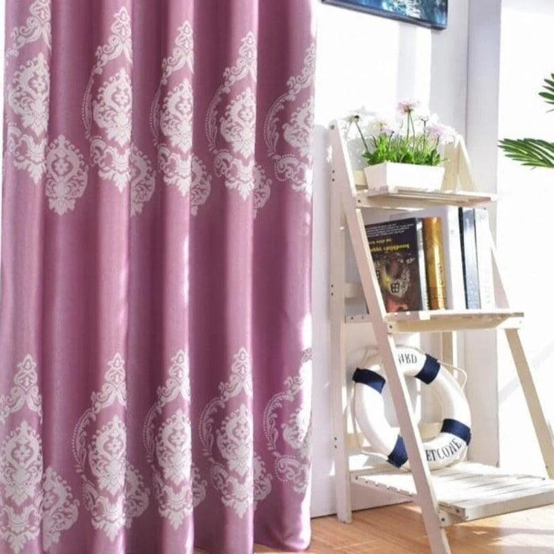 Rideau élégant avec motifs blancs classiques, idéal pour ajouter une touche de sophistication à votre intérieur. Le rideau violet crée une ambiance chaleureuse et accueillante dans n'importe quelle pièce de la maison. Parfait pour le salon ou la chambre, il assure une belle décoration tout en préservant votre intimité.