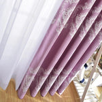 Rideau violet élégant avec motifs décoratifs, idéal pour salon moderne, ajoutant une touche chic et raffinée à votre décoration intérieure. Assorti à des voilages blancs, il crée une ambiance lumineuse et harmonieuse dans votre espace de vie.