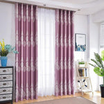 Rideaux élégants violets avec motifs blancs, idéals pour ajouter une touche de sophistication à votre salon. Parfait pour contrôler la luminosité et préserver l'intimité, ces rideaux apportent du charme et du style à votre décoration intérieure. Leurs motifs raffinés s'intègrent harmonieusement dans un environnement classique ou contemporain.