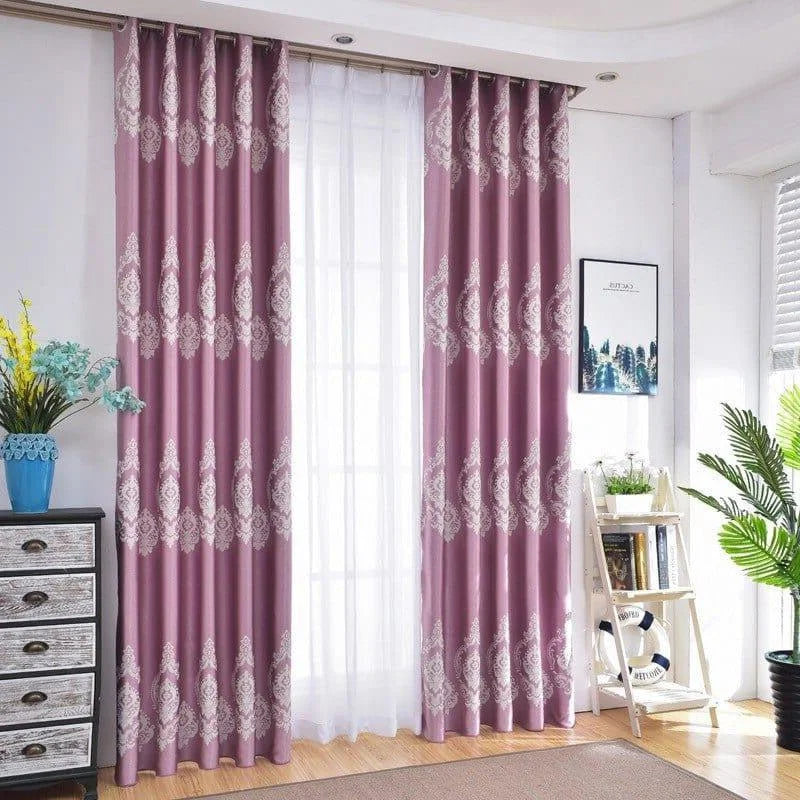 Rideaux élégants violets avec motifs blancs, idéals pour ajouter une touche de sophistication à votre salon. Parfait pour contrôler la luminosité et préserver l'intimité, ces rideaux apportent du charme et du style à votre décoration intérieure. Leurs motifs raffinés s'intègrent harmonieusement dans un environnement classique ou contemporain.