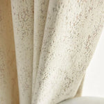 Rideau beige à motifs texturés offrant une apparence élégante et moderne pour la décoration intérieure. Parfait pour ajouter une touche de sophistication et de style à tout espace de vie. Idéal pour les salons ou chambres, il harmonise parfaitement lumière et intimité.