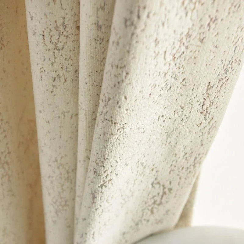 Rideau beige à motifs texturés offrant une apparence élégante et moderne pour la décoration intérieure. Parfait pour ajouter une touche de sophistication et de style à tout espace de vie. Idéal pour les salons ou chambres, il harmonise parfaitement lumière et intimité.