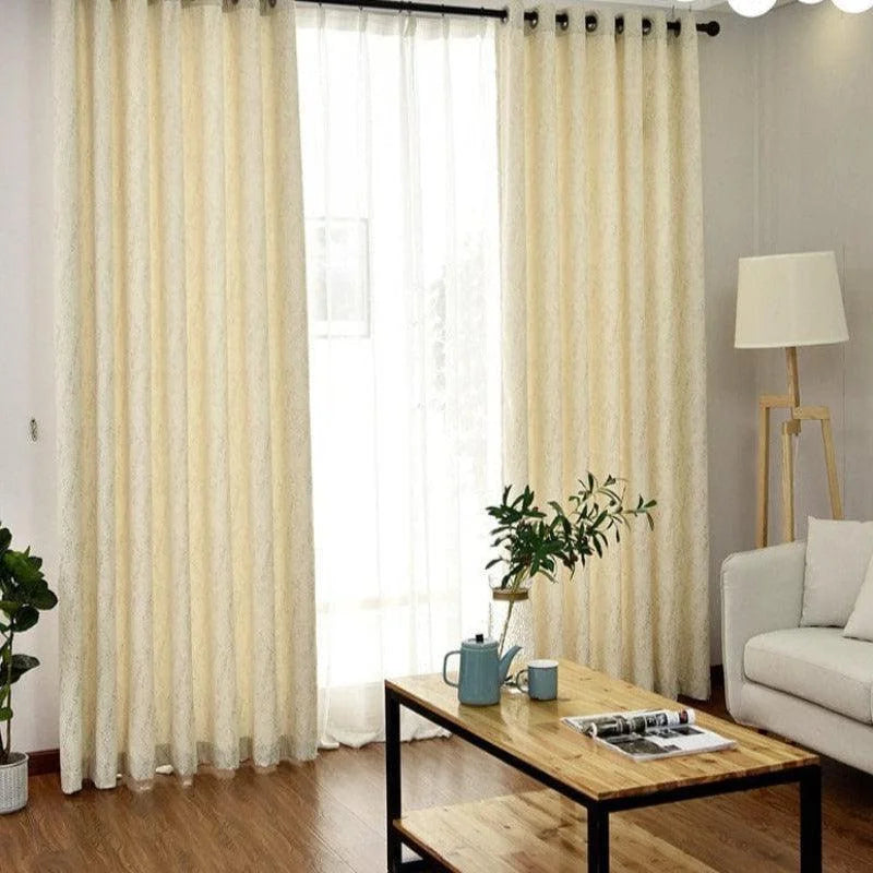 Rideaux élégants pour salon moderne avec lumière naturelle abondante. Créez une ambiance chaleureuse et accueillante dans votre espace de vie. Parfaits pour filtrer la lumière et ajouter une touche de sophistication à votre décoration intérieure. Idéaux pour des pièces de style contemporain.