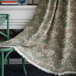 Couverture décorative avec motif floral vintage, parfaite pour ajouter une touche élégante à votre intérieur. Idéale pour habiller un canapé ou un fauteuil, elle se distingue par son design charmant et ses couleurs apaisantes. Accessoire idéal pour créer une ambiance chaleureuse et accueillante dans votre salon ou chambre à coucher.