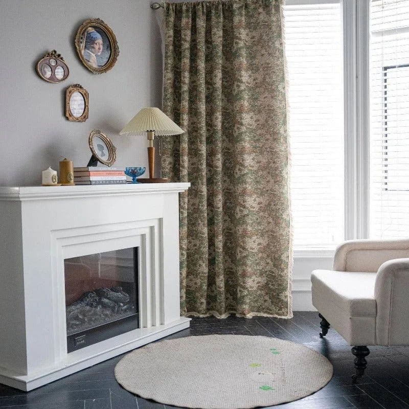 Rideau de salon floral chic encadrant la fenêtre, ajoutant une touche d'élégance à la pièce. Parfait pour compléter une décoration intérieure raffinée.
