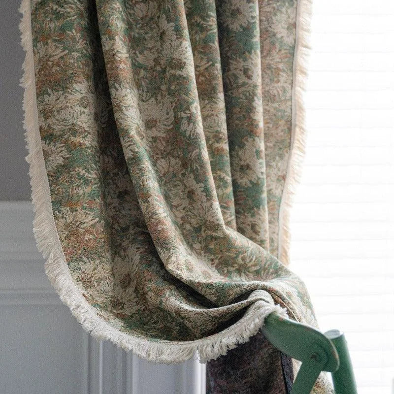 Rideau décoratif à motifs floraux vintage, idéal pour ajouter une touche élégante et rétro à votre intérieur. Ce rideau à franges s'accorde parfaitement avec différents styles de décoration tout en apportant une ambiance chaleureuse et accueillante à votre espace de vie.