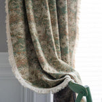 Rideau décoratif à motifs floraux vintage, idéal pour ajouter une touche élégante et rétro à votre intérieur. Ce rideau à franges s'accorde parfaitement avec différents styles de décoration tout en apportant une ambiance chaleureuse et accueillante à votre espace de vie.