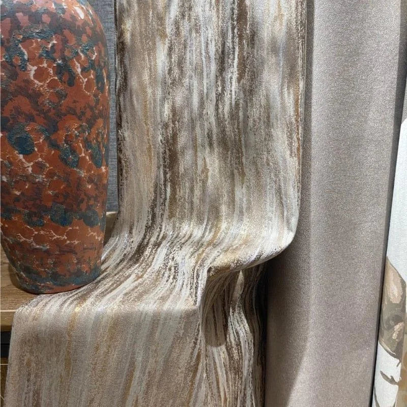 Rideau design aux motifs marbrés beige et marron, idéal pour ajouter une touche d'élégance naturelle à votre intérieur. Parfait pour un salon ou une chambre, ce textile tendance transforme l'ambiance de votre espace. Agrémenté d'un vase décoratif, ce tissu souligne un décor harmonieux et sophistiqué.