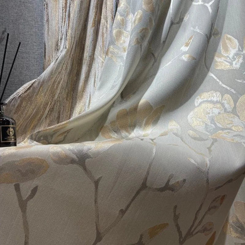 Rideau élégant avec motif floral beige et doré, parfait pour sublimer votre intérieur. Ce design raffiné s'intègre harmonieusement dans n'importe quelle pièce, ajoutant une touche de sophistication et de charme. Accessoire idéal pour créer une ambiance chaleureuse et accueillante dans votre maison.