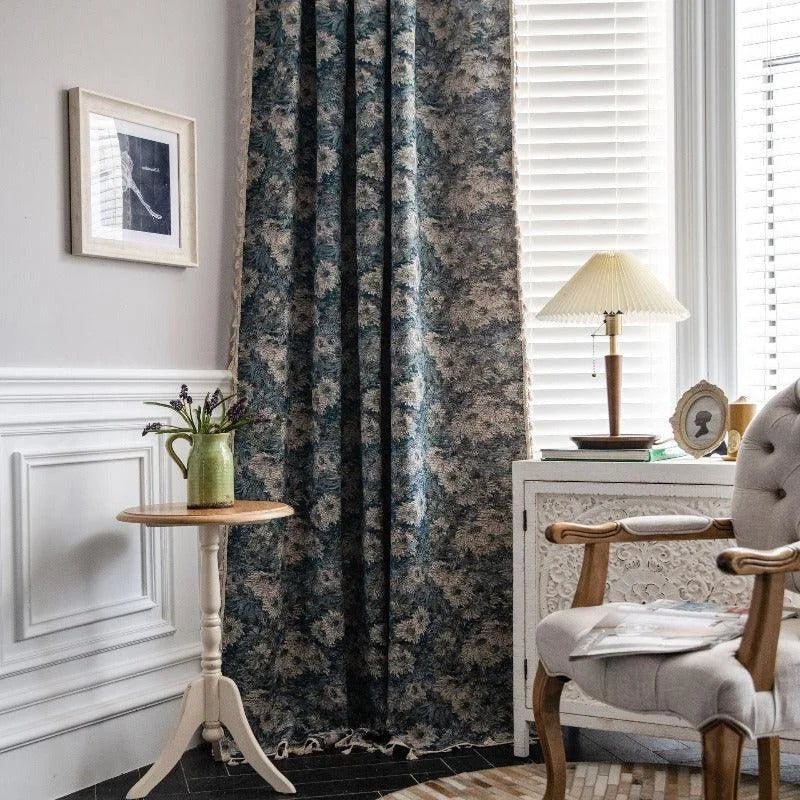 Rideaux élégants à motifs floraux bleus dans un salon sophistiqué, illuminant la pièce avec style. Accentuez votre décoration intérieure avec ce design classique et intemporel, idéal pour ajouter une touche de charme et de caractère à votre espace de vie. Transformez votre maison avec ces rideaux qui complètent à merveille le mobilier environnant et la lumière naturelle.