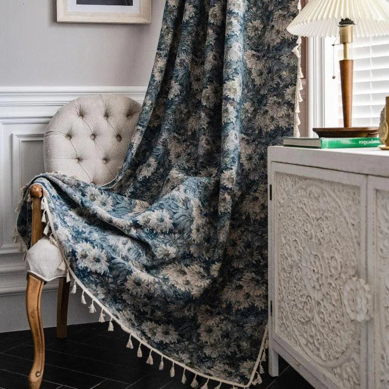 Plaid décoratif à motifs floraux en bleu et blanc, ornant un intérieur élégant avec un fauteuil capitonné et une commode sculptée. Accessoire parfait pour ajouter une touche de charme et de confort à votre salon.