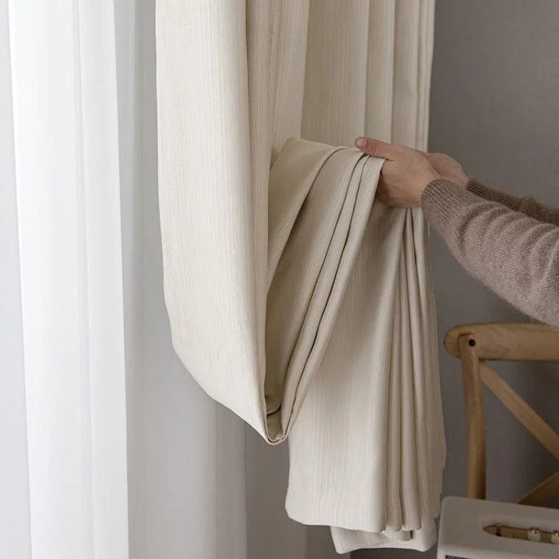 Rideau beige élégant pour salon moderne, parfait pour ajouter une touche de sophistication et d'intimité à votre espace de vie. Design contemporain et facile à intégrer dans tout type de décoration intérieure.