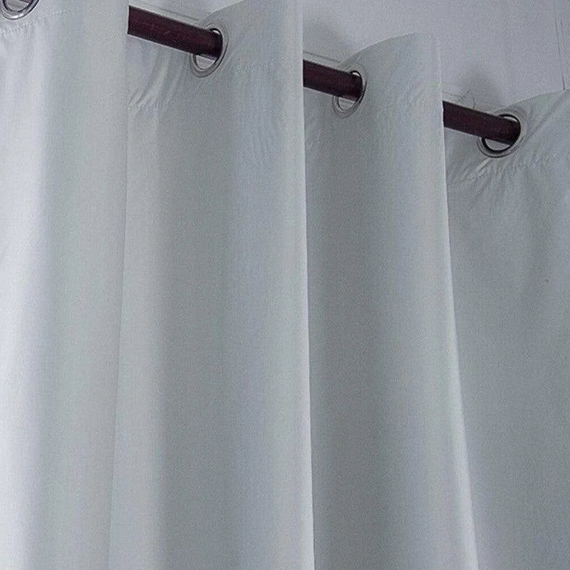 Rideau blanc élégant avec œillets en métal, idéal pour une décoration de salon moderne et épurée, offrant une solution pratique pour contrôler la luminosité intérieure.