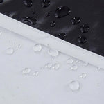 Gouttelettes d'eau sur une surface résistante à l'humidité, illustrant l'efficacité de la protection contre l'eau pour les vêtements ou les accessoires extérieurs. Visuel démontrant la capacité imperméable d'un produit, idéal pour les activités en plein air ou par temps humide.
