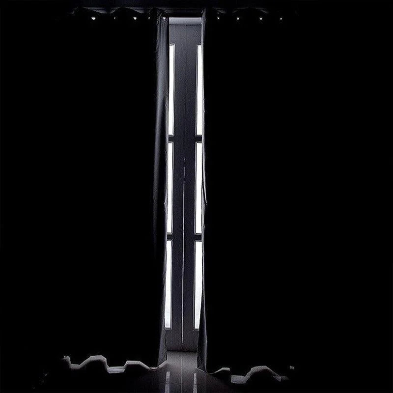 Rideaux occultants noirs pour chambre, parfaits pour bloquer la lumière et garantir une intimité maximale. Idéal pour un sommeil paisible et non perturbé, tout en ajoutant une touche élégante et moderne à votre décoration intérieure. Installation facile sur tringle standard.